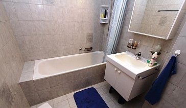 Ferienwohnung in Surcuolm - WC mit Badewanne