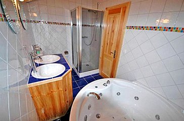 Ferienhaus in Les Collons - Badezimmer mit Dusche und Whirlpool