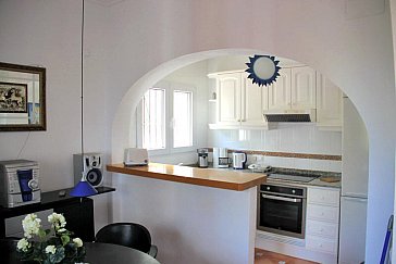 Ferienhaus in Dénia - Umfangreich ausgestattete Küche mit Geschirrspüler
