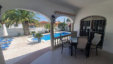 Ferienhaus in Miami Playa, Miami Platja - Terrassenansicht mit Pool