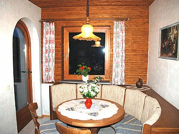 Ferienhaus in Hirschegg - Sitzecke mit rundem Tisch