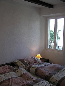 Ferienwohnung in Vira-Gambarogno - Schlafzimmer mitte, 2 Betten