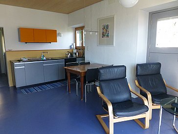 Ferienwohnung in Locarno-Muralto - Aufenthaltsbereich, hinten Küche und Esstisch