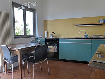 Ferienwohnung in Locarno-Muralto - Küche mit Essplatz und Buffet