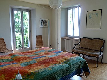 Ferienwohnung in Locarno-Muralto - Grosszügeges Schlafzimmer mit zwei Balkonen