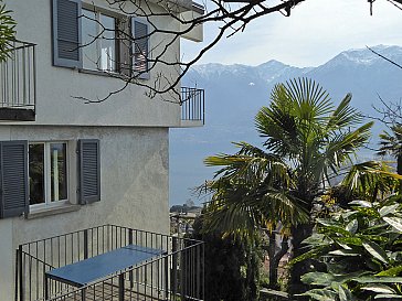 Ferienwohnung in Locarno-Muralto - Esstisch und Aussicht vom Aussensitzplatz
