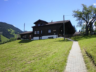 Ferienwohnung in Gstaad - Fussweg zum Haus (ca. 50 m)