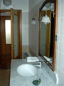Ferienwohnung in San Felice a Cancello - Teil eines Badezimmers der grossen Wohnung