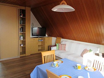 Ferienwohnung in St. Georgen-Langenschiltach - Wohnung 2, Wohnzimmer mit Essecke mit Balkon
