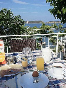 Ferienwohnung in Supetarska Draga - Frühstück auf der Terrasse mit Meerblick