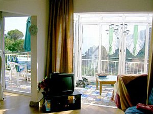 Ferienwohnung in Rosamar - Das Wohnzimmer mit Blick auf den Balkon