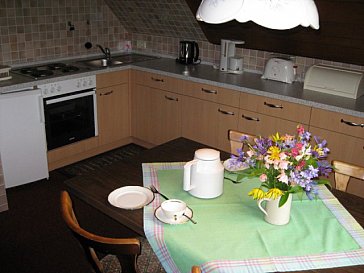 Ferienwohnung in Galmsbüll - Küche mit Blick auf den Arbeitsbereich