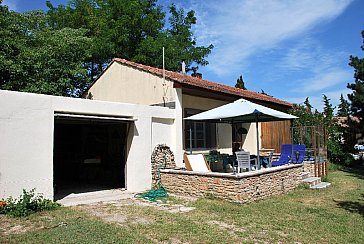 Ferienhaus in St. Julien de Peyrolas - Ferienhaus mit Terrasse und grosser Garage