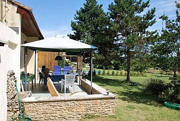 Ferienhaus in St. Julien de Peyrolas - Sonnenschutz auf der Terrasse