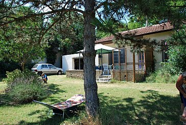 Ferienhaus in St. Julien de Peyrolas - Grundstück mit viel Liegefläche