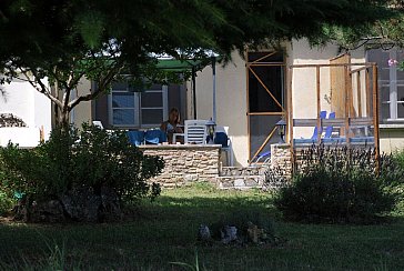 Ferienhaus in St. Julien de Peyrolas - Im Schatten der grossen Fichte