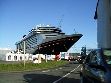 Ferienhaus in Krummhörn-Hamswehrum - Kreuzfahrtschiff an der Meyerwerft