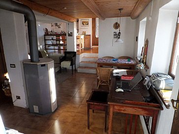 Ferienhaus in Orasso - Wohnzimmer, Blick Richtung Küche