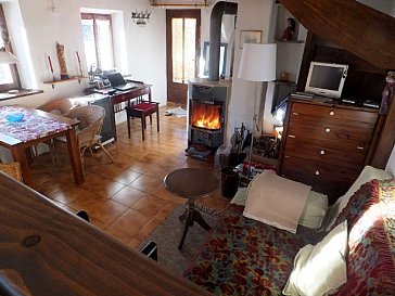 Ferienhaus in Orasso - Wohnzimmer, Blick Richtung Eingangstür