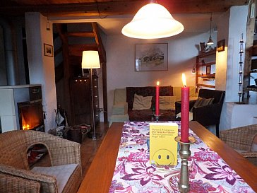 Ferienhaus in Orasso - Wohnzimmer, Blick Richtung Schlafsofa und Treppe