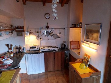 Ferienhaus in Orasso - Küche von Balkon aus (ganz rechts Kammertür)