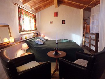 Ferienhaus in Orasso - Schlafzimmer (hinter Vorhang Hochbett, Treppe)