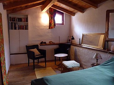 Ferienhaus in Orasso - Schlafzimmer (links Badtür)