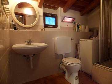 Ferienhaus in Orasso - Bad (rechts Dusche und Waschmaschine)