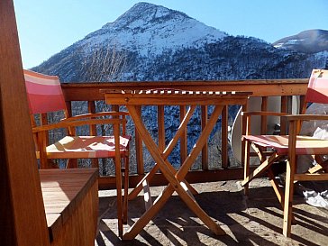 Ferienhaus in Orasso - Blick von Küche zu Balkon und Monte Riga