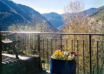 Ferienhaus in Orasso - Blick von der Terrasse talabwärts