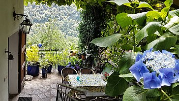 Ferienhaus in Orasso - Terrasse von der Gassentreppe aus