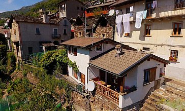 Ferienhaus in Orasso - Haus von unten (Terrasse links, Balkon rechts)