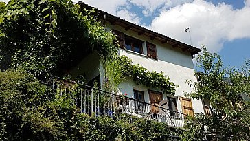 Ferienhaus in Orasso - Haus mit Terrasse links, Balkon rechts
