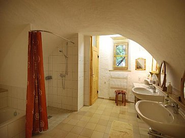 Ferienwohnung in Walting - Das grosszügige Bad mit Wanne und Dusche