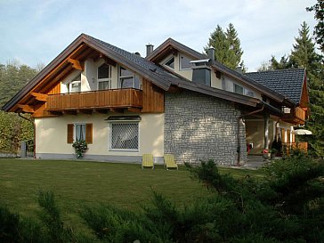 Ferienwohnung in Neumarkt am Wallersee - Villa-Wallersee Süd-West-Ansicht