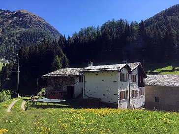 Ferienwohnung in Pisciadello - Wohnteil, Scheune und Liegewiese