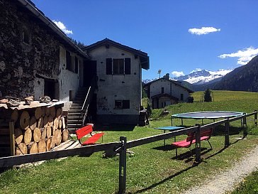 Ferienwohnung in Pisciadello - Sitzplatz und Liegewiese mit Trampolin