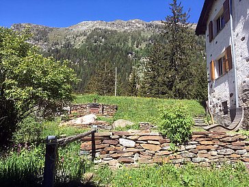 Ferienwohnung in Pisciadello - Sitzplatz mit Grillstelle und Pizzaofen