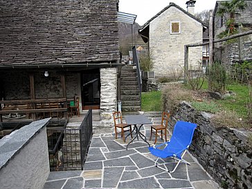 Ferienhaus in Avegno - Sonniger Gartensitzplatz