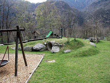 Ferienhaus in Avegno - Kinderspielplatz mit Ballspielfeld