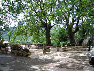 Ferienhaus in Peristera - Der Dorfplatz mit 2 Restaurants 100 m entf.