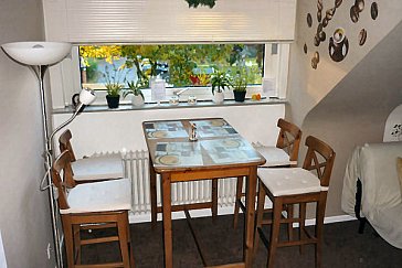 Ferienwohnung in Hamburg - Der Esstisch am Fenster