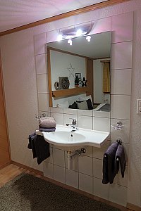 Ferienwohnung in Saas-Grund - Schlafzimmer 1 Waschbecken