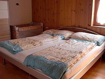 Ferienwohnung in Frutigen - Schlafzimmer mit Doppelbett