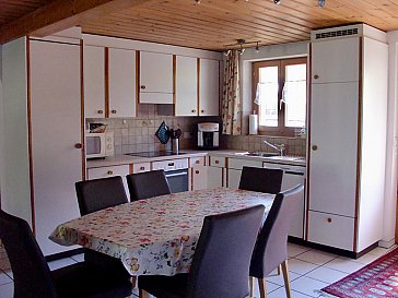 Ferienwohnung in Frutigen - Küche mit Esstisch und Stühlen