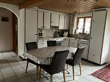 Ferienwohnung in Frutigen - Küche mit Esstisch und Stühlen