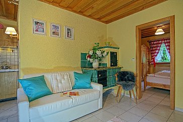 Ferienwohnung in Schönau am Königsee - Appartement Hintersee Wohnzimmer mit Kachelofen
