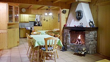 Ferienhaus in Zinal - Kamin mit Essecke