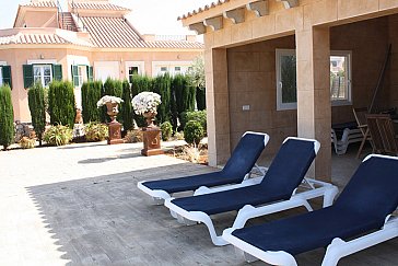 Ferienhaus in Sa Ràpita - Ausreichend Sonnenliegen unter den Palmen am Pool