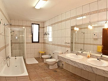 Ferienhaus in Costa Teguise - Badezimmer mit Wanne und Fenster zum Garten